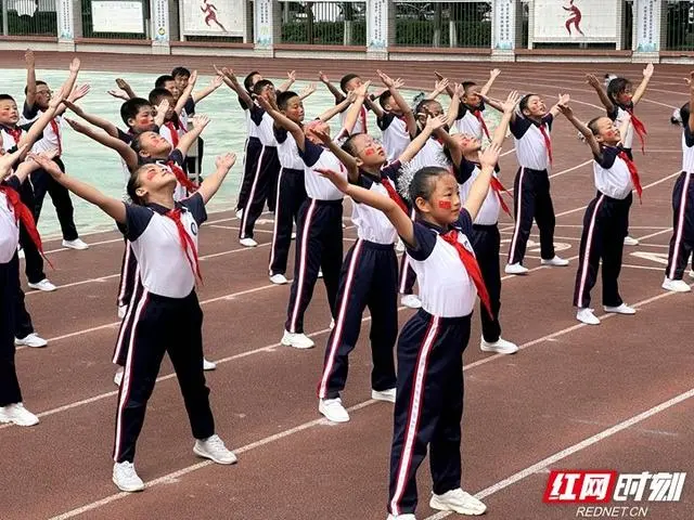 体操七彩阳光动作分解_体操七彩阳光比赛学生视频_学生体操七彩阳光比赛